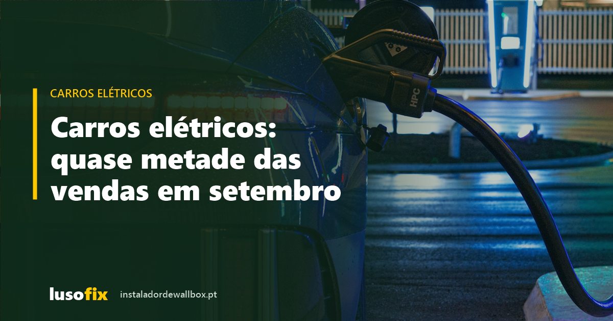 Carro elétrico ligado a um posto de carregamento rápido, com o título do artigo sobre as vendas de setembro