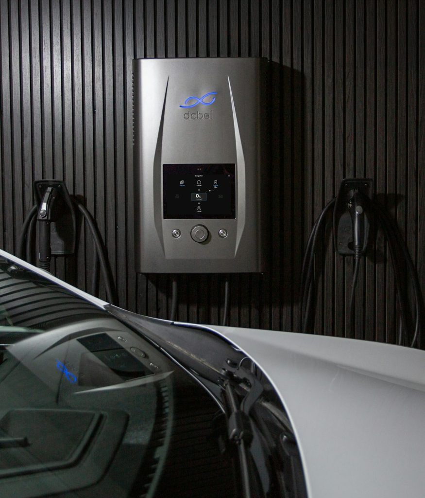 Parede de garagem com vários carregadores de carros elétricos instalados lado a lado